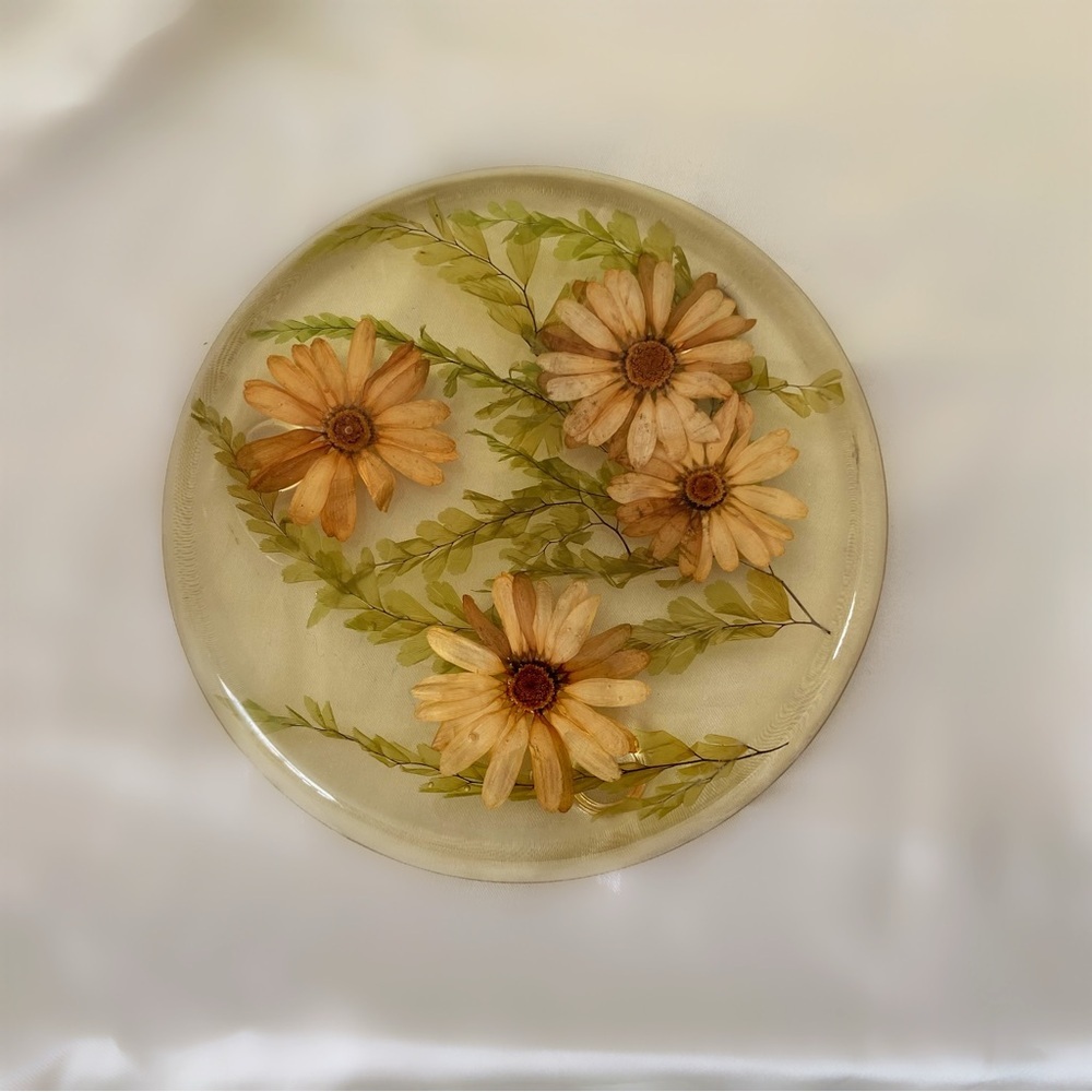 Vintage 60s resin dried flowers home decor wall art coaster trivet circle daisy